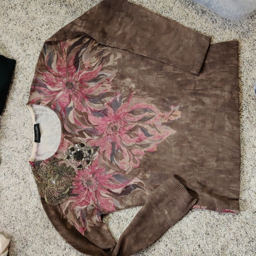 Cecelia Benetti 100% wool LS top with sewn on decoration M
